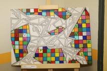 Kunstwerk auf einer Staffelei.