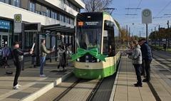 Mit Konfetti wurde die Tram begrüßt.