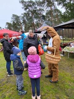 Osterhase beschenkt Kinder