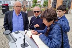 Marga Goren Gothelfs Familie bei der Eintragung ins Gästebuch der Stadt.