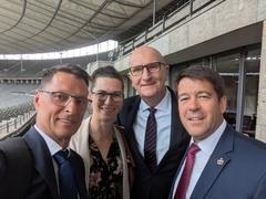 Regattastreckenchef Philipp mit der Sportbeigepordneten Adel, Ministerpräsident Woidke und Steffen Scheller.
