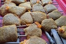 Fertig zum Abtransport: Die Säcke wurden auf einem Laster aufgeladen.