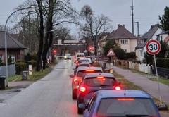 Der Bahnübergang an der Göttiner Straße ist eine der Staufallen auf der Umleitungsstrecke für die stadteinwärts gesperrte Potsdamer Straße.