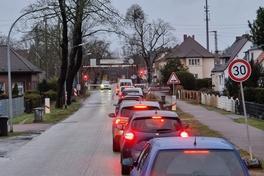 Der Bahnübergang an der Göttiner Straße ist eine der Staufallen auf der Umleitungsstrecke für die stadteinwärts gesperrte Potsdamer Straße.