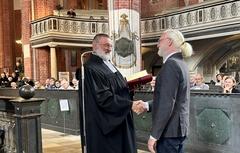 Superintendent Siegfried-Thomas Wisch (li) dankte Kirchenmusikdirektor Fred Liwinski für sein kirchenmusikalisches Wirken in Brandenburg an der Havel.