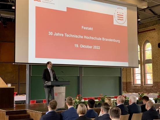 Der Präsident der Technischen Hochschule Brandenburg, Prof. Dr. Andreas Wilms, begrüßte die rund 180 Gäste aus Wirtschaft, Politik und Gesellschaft im Audimax.