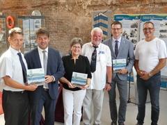 Buchübergabe Buch über die Regattastrecke Beetzsee erschienen