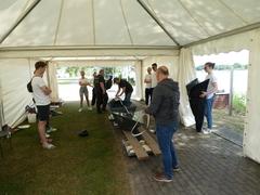 Ein Betonkanu wird vermessen