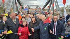 Das Band ist durchtrennt, die Brücke somit frei.