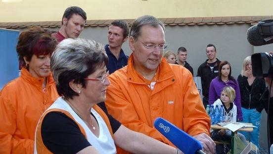 Kurz vor dem Startschuss am 17.09.2009: Das Stadtoberhaupt steigt als erste Teilnehmerin aufs Rad. DAK Bezirksleiter Hans-Christian Fauth stellt das Zeit- und Kilometer-Messgerät ein.