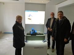 Die Unternehmensführung der der voestalpine BWB GmbH erklärt am Modell die Funktion einer elastisch gelagerten Gleitstuhlplatte