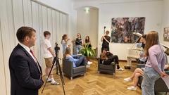 Oberbürgermeister Steffen Scheller besuchte die "Clips for Europe"-Teams in Gollwitz.