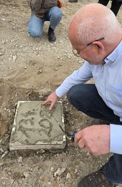 Hans-Peter Zahn finalisiert den Grundstein mit dem Datum.