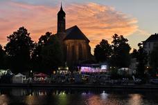 Die Johanniskirche bei Sonnenuntergang.