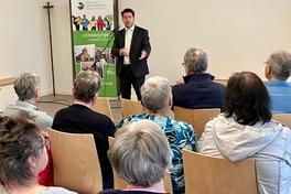 Oberbürgermeister Steffen Scheller im Gespräch mit den teilnehmerinnen und Teilnehmern der Bürgerversammlung.