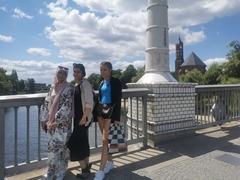 3 junge Frauen auf einer Brücke am Geländer