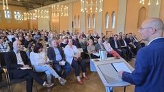 Oberbürgermeister Daniel Keip zählte zu den Gästen und Rednern im Rolandsaal.