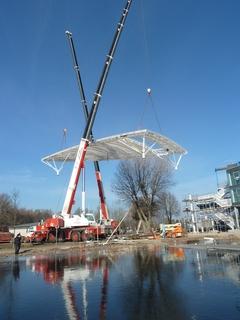 Langsam wird die schwere Last über den neuen Zielrichterturm gehoben.