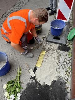 Einlassen der Steine in den Gehweg.