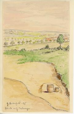 Blick in die Hügellandschaft nördlich der Stadt, vorne ein ausgegrabenes Brandgrab der Bronzezeit. He