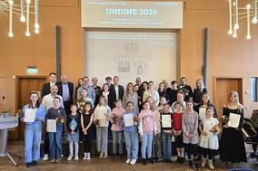 Das finale Gruppenfoto am Ende der ersten Märchenmatinee mit den Preisträgern, Sponsoren und dem Jugendtheater.