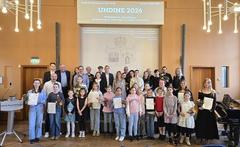 Das finale Gruppenfoto am Ende der ersten Märchenmatinee mit den Preisträgern, Sponsoren und dem Jugendtheater.