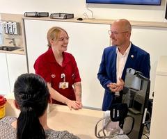 Oberbürgermeister Daniel Keip lässt sich den Werdegang von der Anmeldung bis hin zur Blut- oder Plasmaspende erklären.