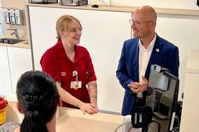 Oberbürgermeister Daniel Keip lässt sich den Werdegang von der Anmeldung bis hin zur Blut- oder Plasmaspende erklären.