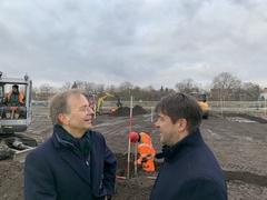 Oberbürgermeister Steffen Scheller (rechts) im Gespräch mit dem Parlamentarischen Staatssekretär des Bundesbildungsministeriums, Thomas Rachel, auf dem Übungsgelände des ÜAZ