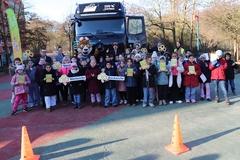 Gruppenbild vor dem Elektro-Truck.