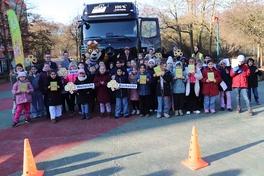 Gruppenbild vor dem Elektro-Truck.