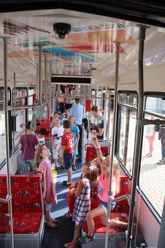 Die Fahrzeugdecke ist von Kindern gestaltet.