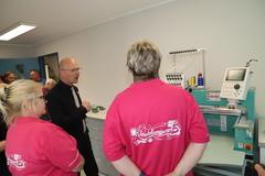 Erläuterungen an der Stickmaschine.