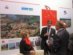 ZAB-Geschäftsführer Dr. Steffen Kammradt und IHK-Präsident Dr.-Ing. Victor Stimming besuchen den Messestand Brandenburg an der Havel