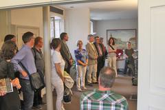 Oberbürgermeisterin Dr. Dietlind Tiemann erläutert die baulichen Besonderheiten im Rathaus.