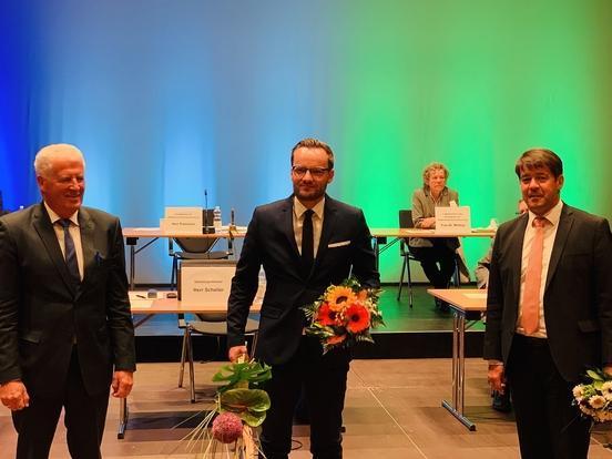 SVV-Vorsitzender Walter Paaschen (li.) und Oberbürgermeister Steffen Scheller (re.) gratulieren Michael Müller (Mitte) in der SVV