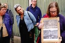 Frau Grothe zeigt historische Fotos.