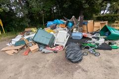 Ablagerungen mit Möbeln, Kinderwagen, Behältnissen und Säcken.