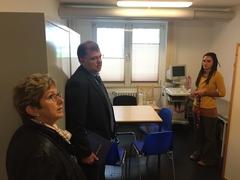 Dietlind Tiemann und Werner Jumpertz besichtigen das Arztzimmer in der Gemeinschaftsunterkunft (GU)in der Upstallstraße