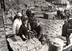 Elvira Lippitz, damals noch stellvertretende Oberbürgermeisterin, im April 1968 bei einer Grundsteinlegung Ecke Friedensstraße/Neustädtischer Markt (Foto: © Stadtmuseum Brandenburg an der Havel)