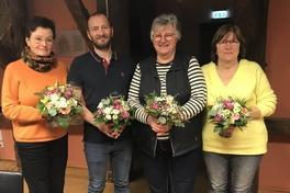 Menschen mit Blumemsträußen