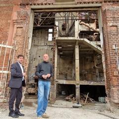 Oberbürgermeister Steffen Scheller und Projektentwickler Florian Grotmann bei der Baustellenbesichtigung.