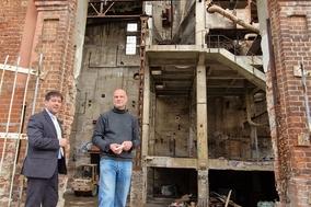 Oberbürgermeister Steffen Scheller und Projektentwickler Florian Grotmann bei der Baustellenbesichtigung.