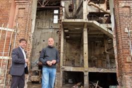 Oberbürgermeister Steffen Scheller und Projektentwickler Florian Grotmann bei der Baustellenbesichtigung.