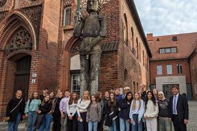 Schüllergruppe vor Roland
