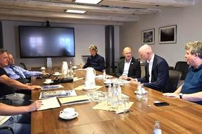 Am Tag des Kaufvertragsabschlusses kam Oberbürgermeister Daniel Keip und Käufer-Vertretern im Rathaus zusammen.
