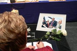 Kondolenzbuch wird ausgelegt