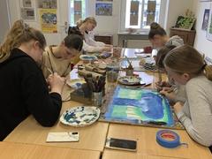 Auch im Wredow-Kunstschulkurs bei Jessica Dörhöfer im aRthaus Plaue wird fleißig für den "Undine"-Märchenwettbewerb gemalt und gezeichnet.