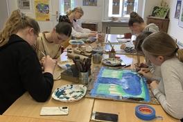 Auch im Wredow-Kunstschulkurs bei Jessica Dörhöfer im aRthaus Plaue wird fleißig für den "Undine"-Märchenwettbewerb gemalt und gezeichnet.