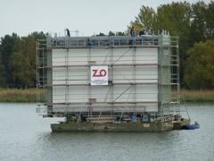 Techniker montieren den Schutz für die hochmoderne Videoanzeigetafel.